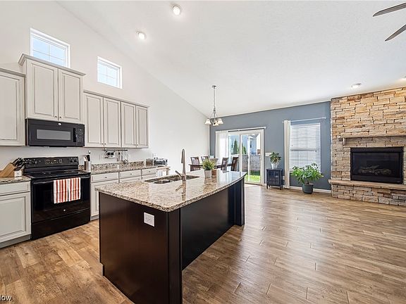 4th image of 1918 Spruce Ln