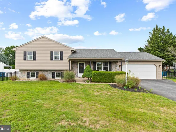 27 Silverleaf Dr, Mount Joy, PA 17552