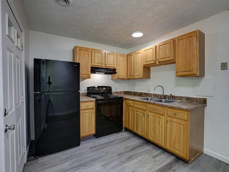 English Village Apartments — Photo 8
