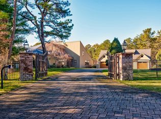11 Whippoorwill Ln, East Quogue, NY 11942
