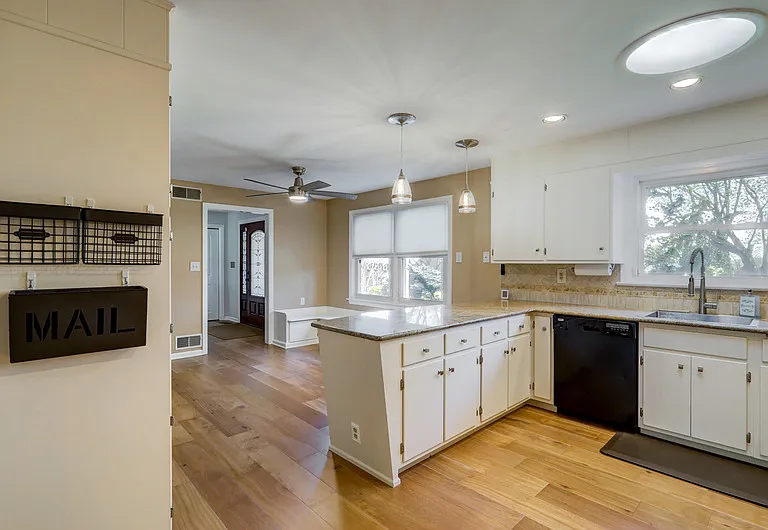 1827 Larchmont Ln — Photo 27