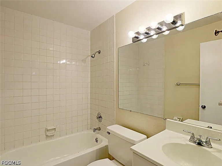1420 Park Shore Cir #3 — Photo 10