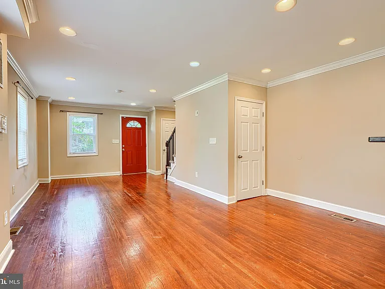 6110 Everall Ave — Photo 7