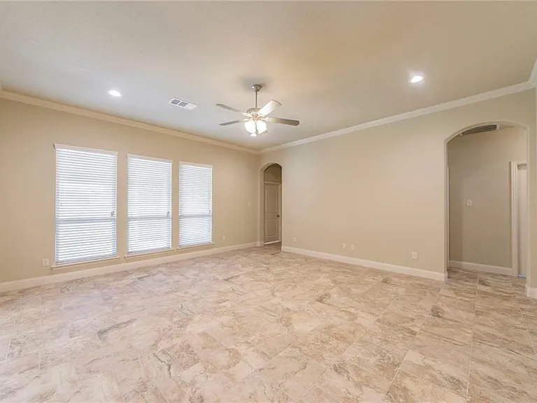 305 Jasmine Ct — Photo 4