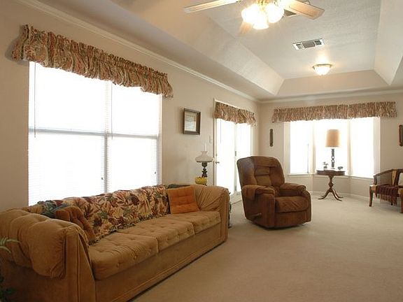2nd image of 967 Parkdale Dr