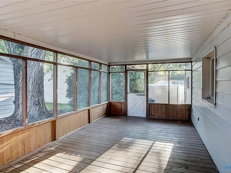 121 Leroy Ave — Photo 15