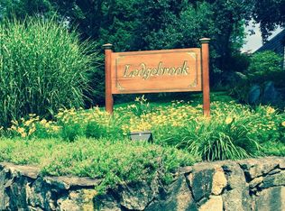 24 Ledgebrook Dr, Norwalk, CT 06854