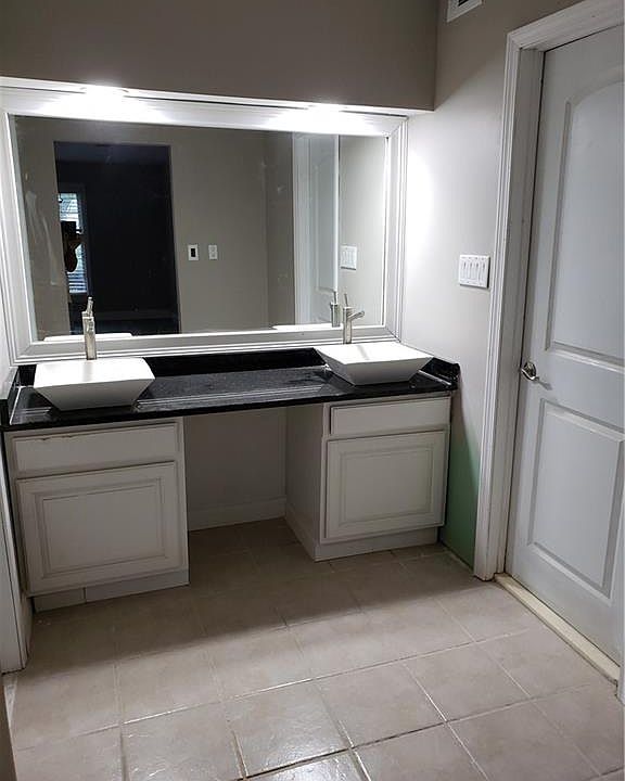 2nd image of 135 Rue Fontaine #135