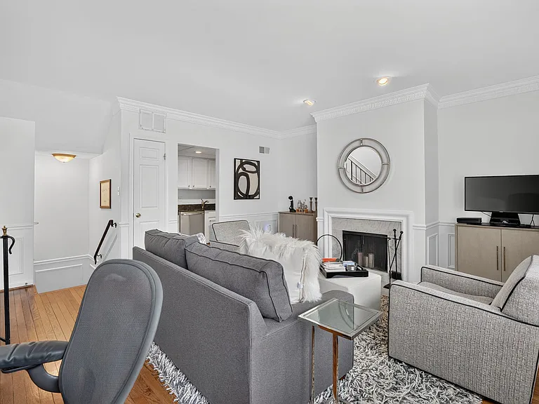 1835 Corcoran St NW #C — Photo 3