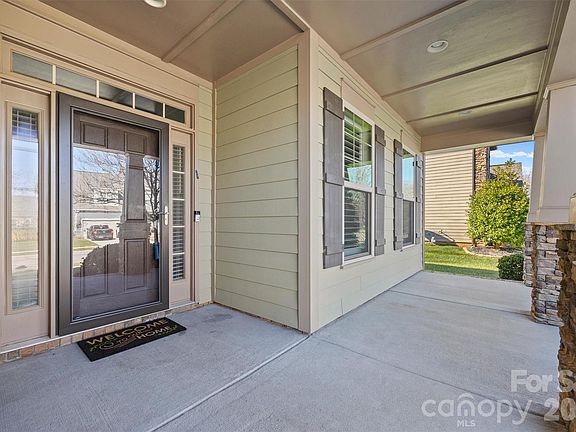 4th image of 7038 Hyde Park Dr