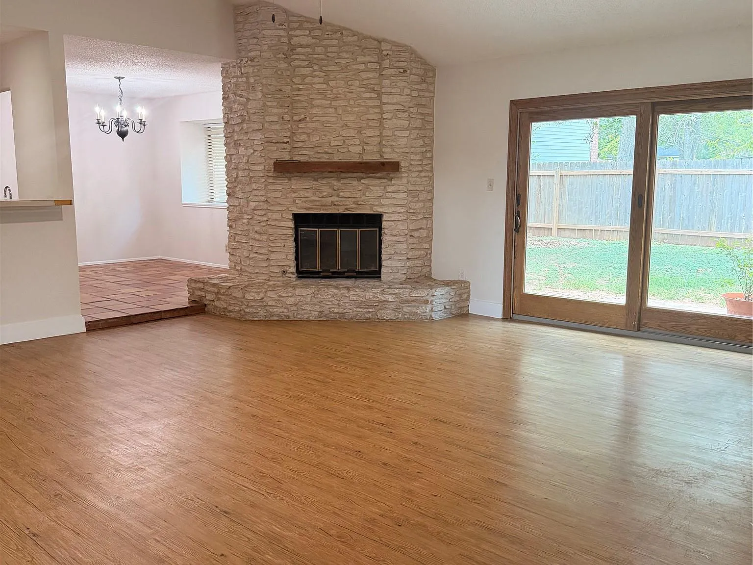 3 bed, 2.0 bath, 1812 sqft, $2,000 — Photo 3