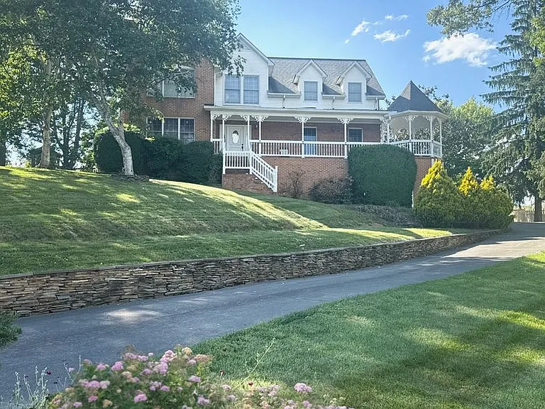 810 Lizabeth Dr — Photo 3