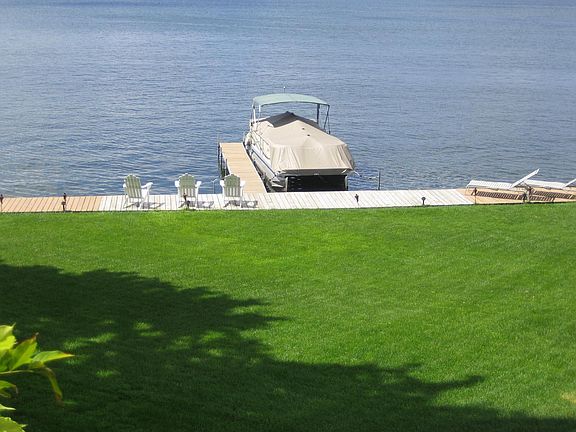 Huge yard plus boardwalk and dock for your boat