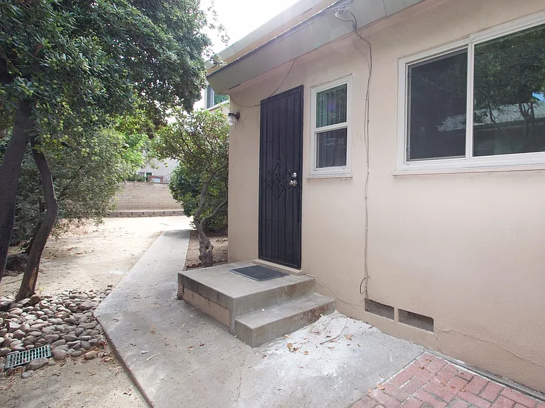 Centrally located 1 Bedroom 1 Bath Apartment Near SDSU & Talmadge! — Photo 10