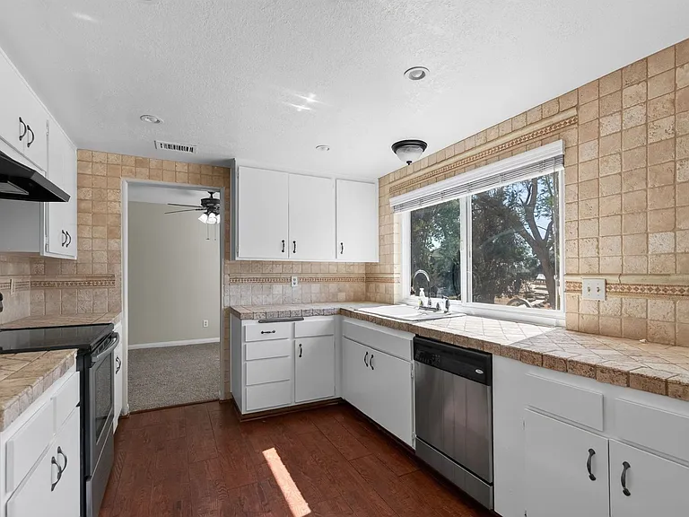 5245 Wainwright Ct — Photo 8