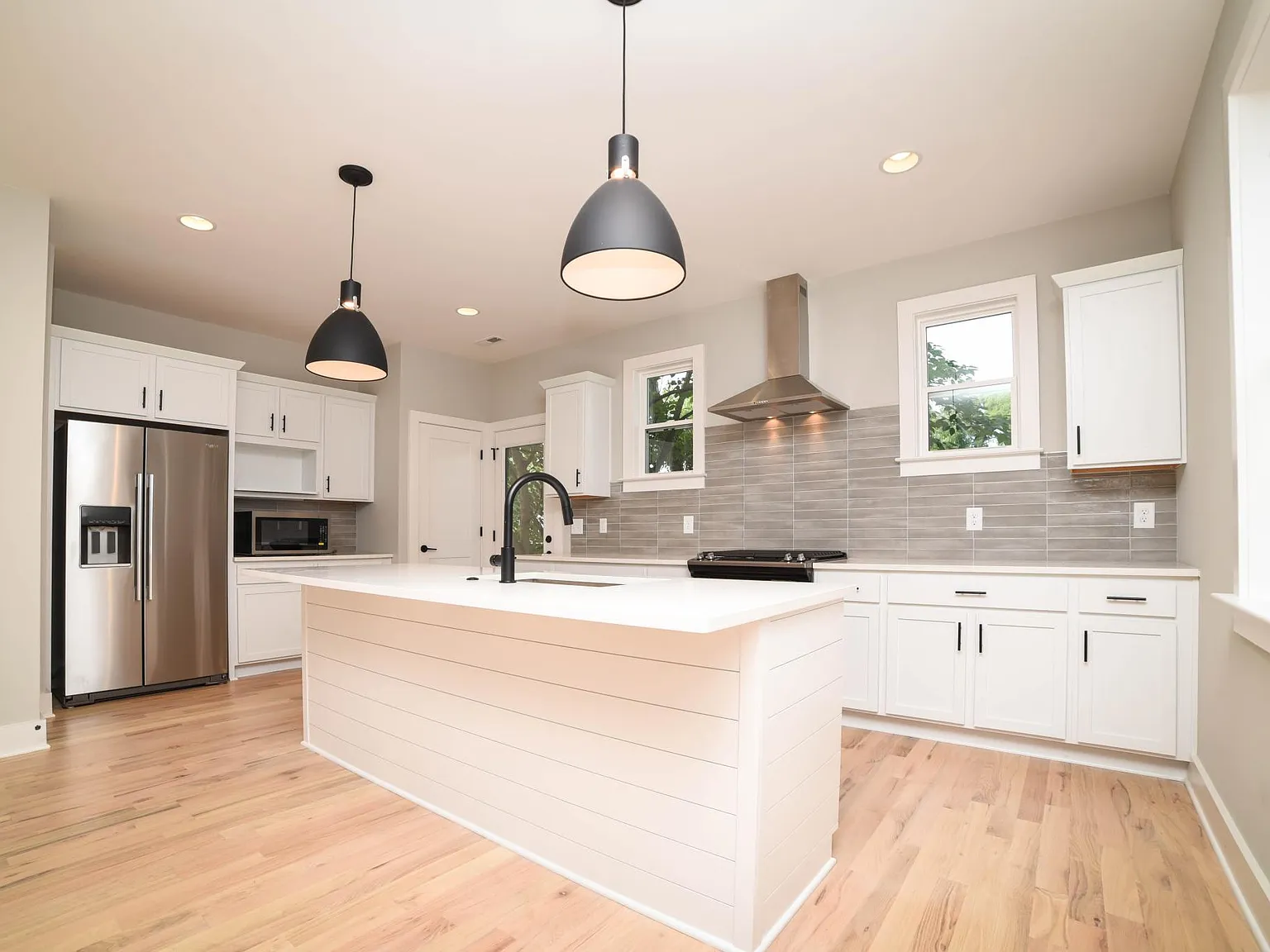 3 bed, 3.5 bath, 2100 sqft, $3,650 — Photo 2