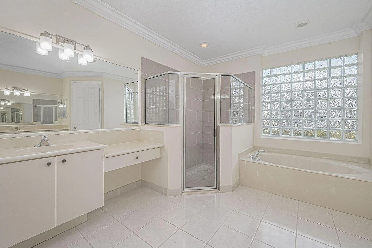 4 bed, 2.0 bath, 2487 sqft, $3,100 — Photo 4