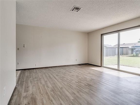 3rd image of 422 Jarman Dr