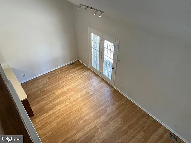 406 Williamsburg Ct — Photo 15
