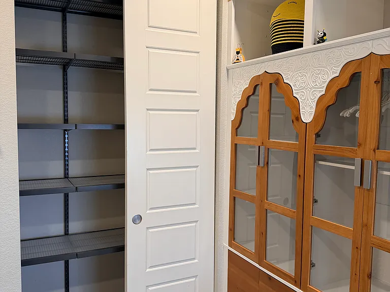 Twin Bedroom Closet and Shelving