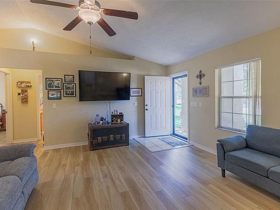 3rd image of 46 Renshaw Dr