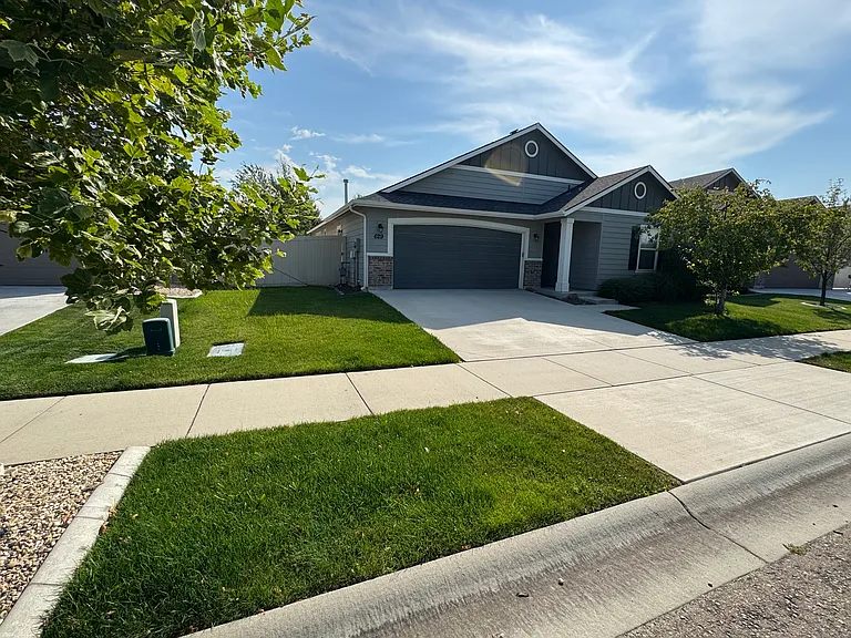 629 E Ionia Dr — Photo 3