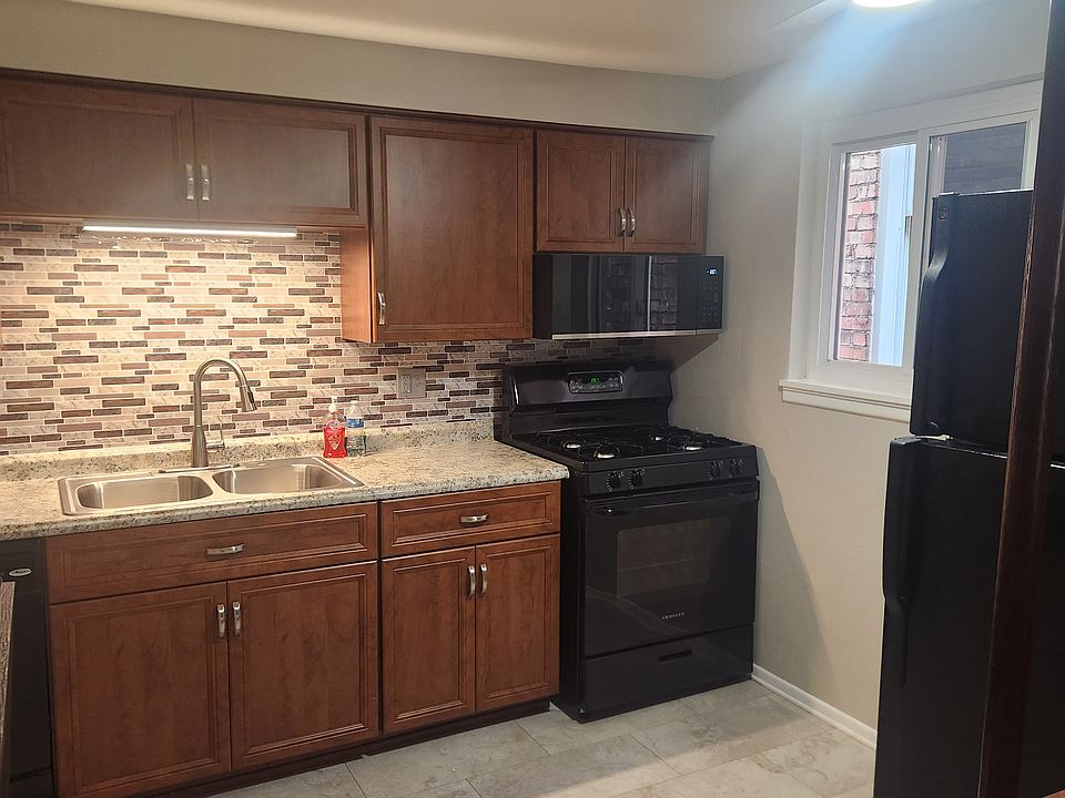 Full size kitchen with 18cu Fridge, 4 burner Gas Range, Microwave, Dishwasher, wall mounted folding table.
