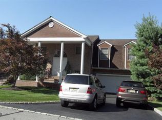 8 Beacon Hl, Pompton Lakes, NJ 07442