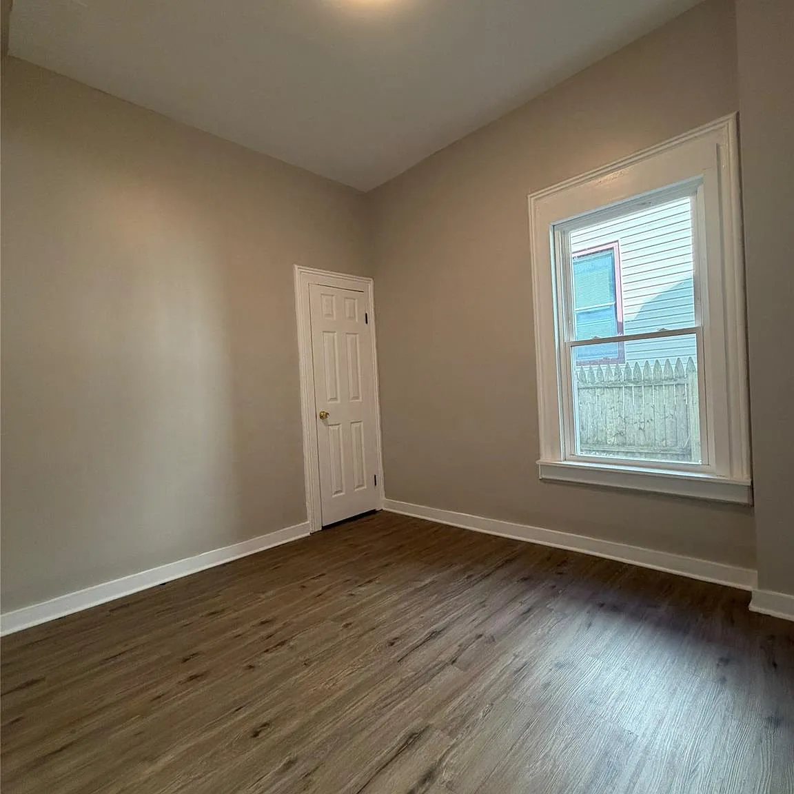 3 bed, 1.0 bath, 1200 sqft, $2,200 — Photo 3