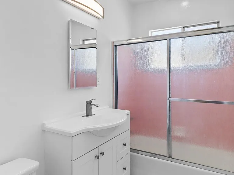 1219 Barry Ave #8 — Photo 18