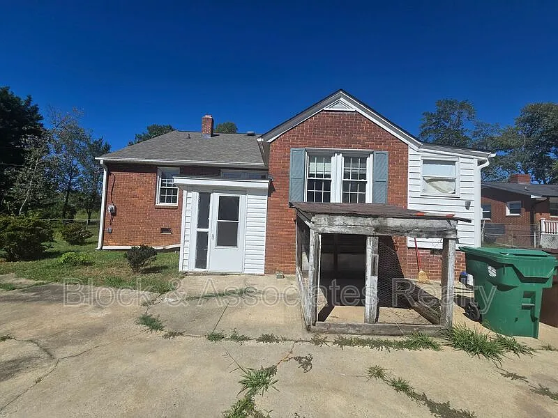 4 bed, 2.0 bath, $1,500 — Photo 2