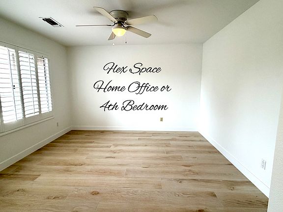 Large Flex Space 
Home Office or 
4th Bedroom