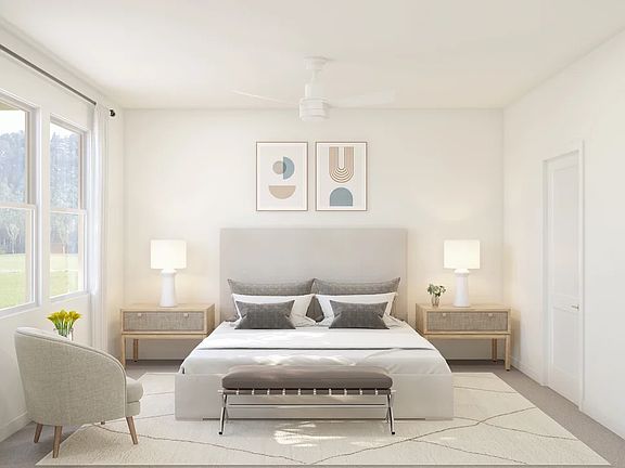 Primary suite with ceiling fan