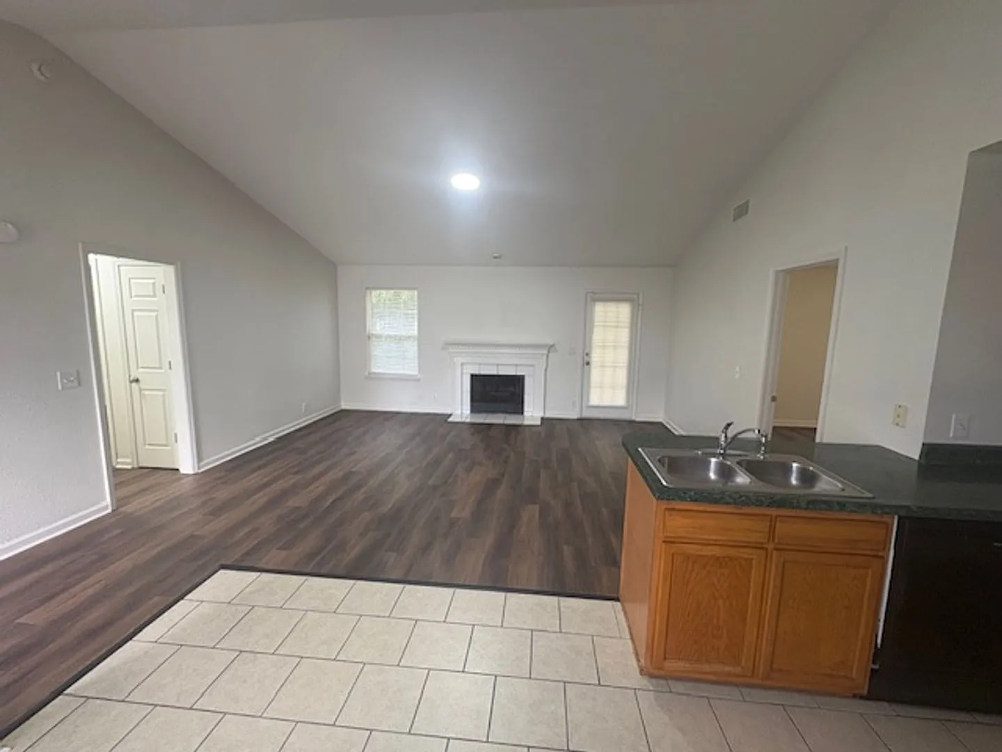 209 Bill Stewart Blvd, 1250sf, 3BR/2BA + garage — Photo 4