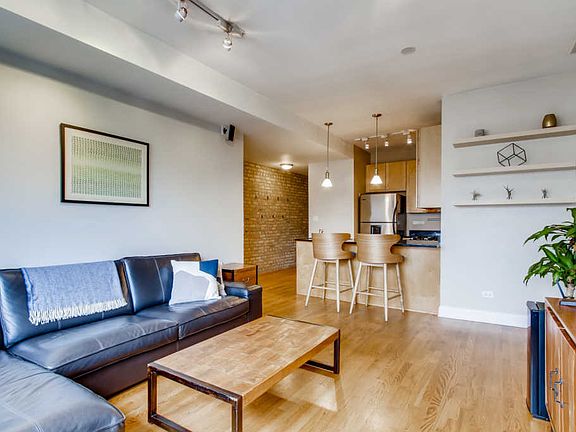 4th image of 1525 W Cullom Ave APT 3