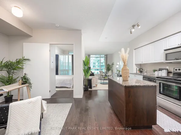 215 Fort York Blvd #808, Toronto, ON M5V 4A2