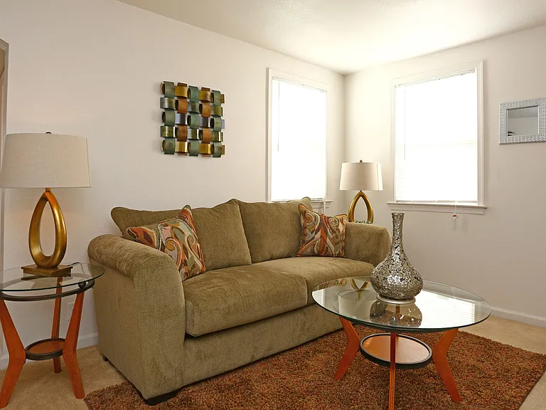 Sterling Oaks Apartments — Photo 4