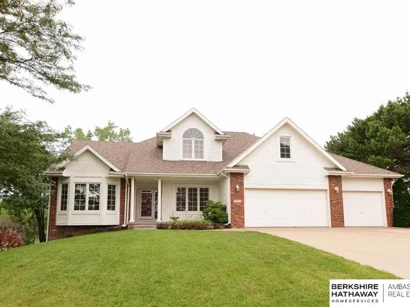 1211 Norton Dr, Papillion, NE 68046