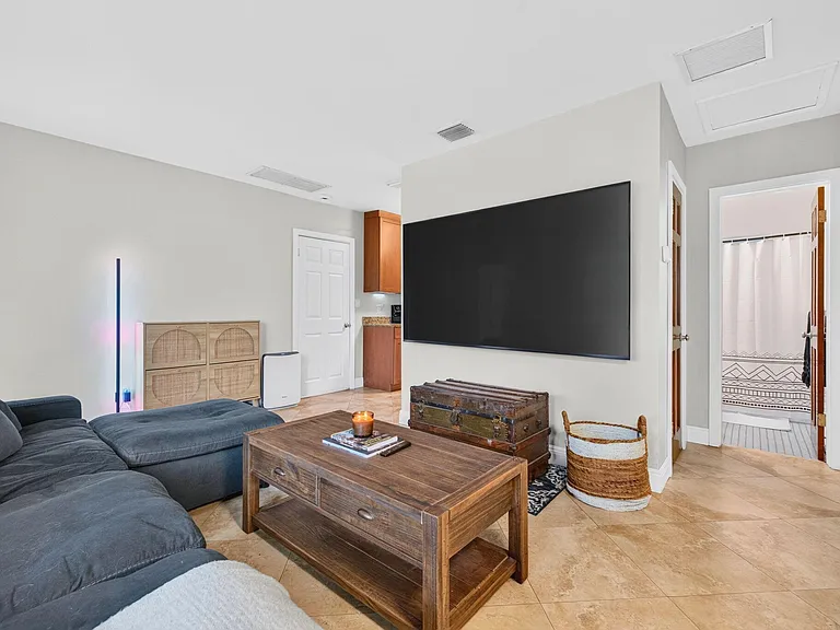 4670 NE 4th Ave — Photo 9