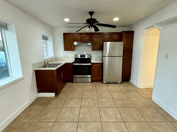 909 E Mission Rd #B, Fallbrook, CA 92028