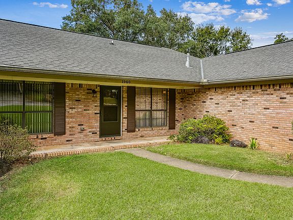 2nd image of 1960 Woodbridge Dr