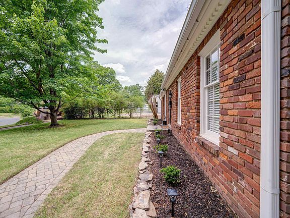 5th image of 1584 Wheaton St