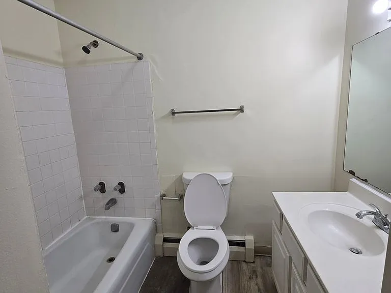 Mulford Park Apartments — Photo 35