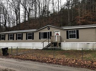 79 Carnation Rd, Van Lear, KY 41265