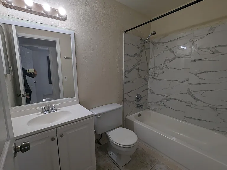 134 NW Peach St — Photo 8