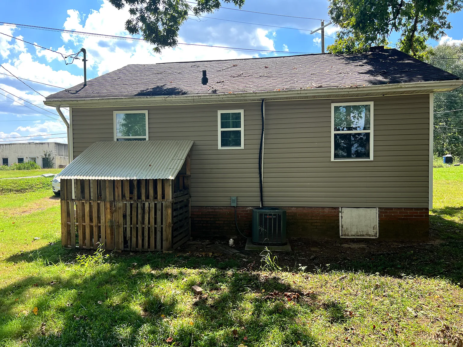 2104 W Randolph Rd — Photo 3