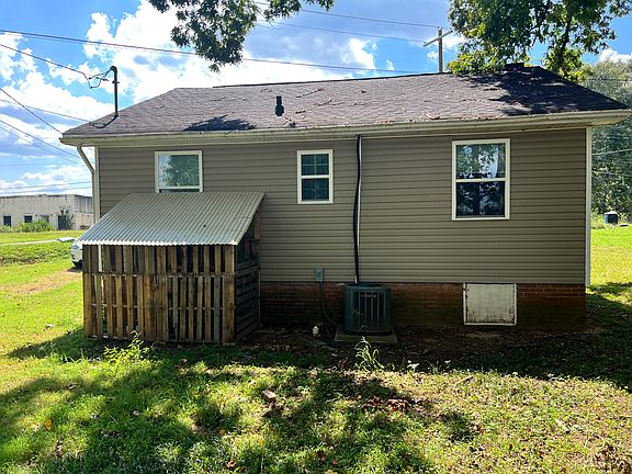 3rd image of 2104 W Randolph Rd