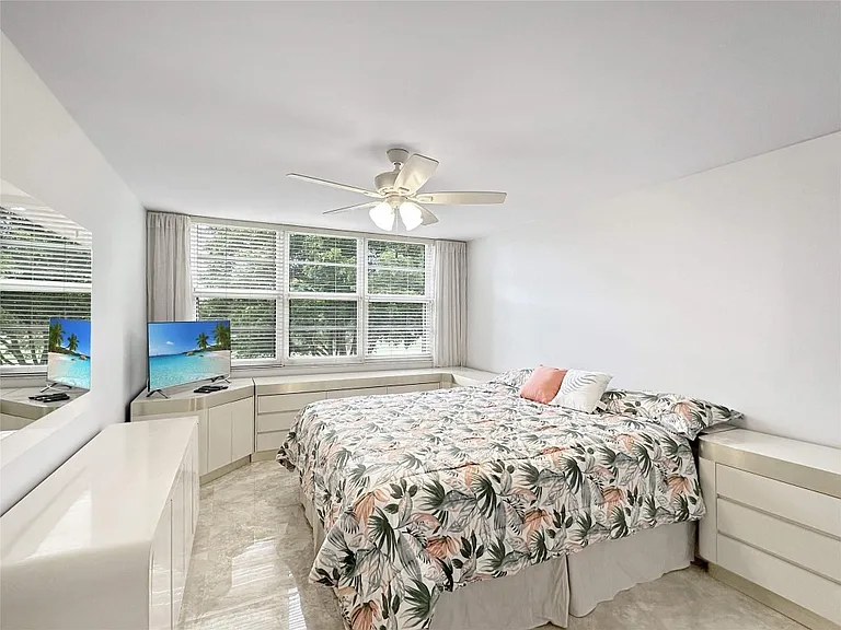 3505 Oaks Way #310 — Photo 12