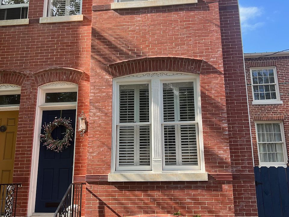1890 Townhouse in heart of Old Town - available for August.