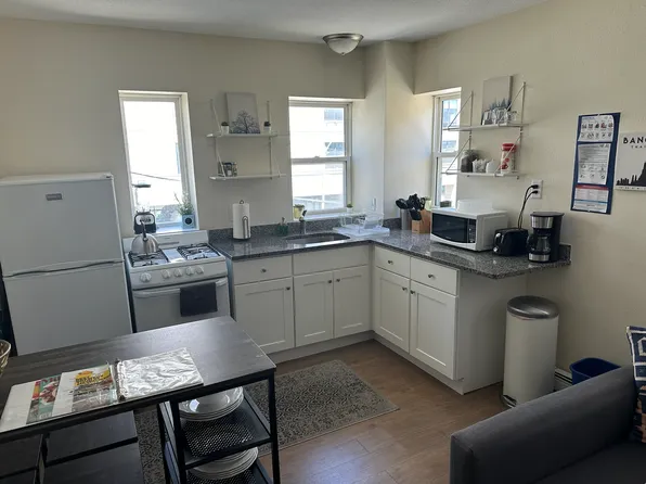 719 E Pleasant St APT 10, Milwaukee, WI 53202